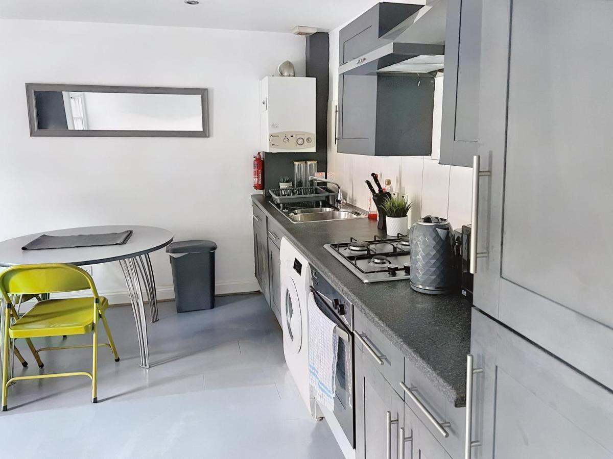 Lovely 2-Bedroom Serviced Apartment Greater Лондон Екстериор снимка