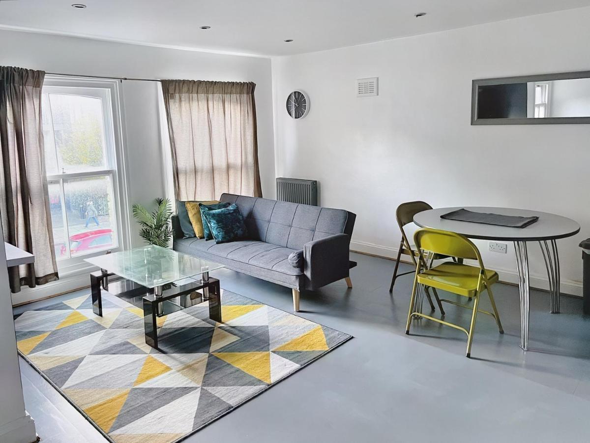 Lovely 2-Bedroom Serviced Apartment Greater Лондон Екстериор снимка