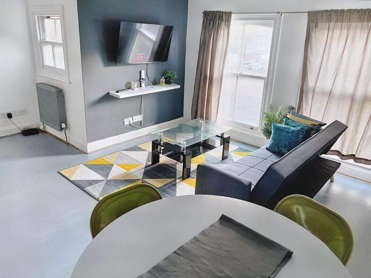 Lovely 2-Bedroom Serviced Apartment Greater Лондон Екстериор снимка
