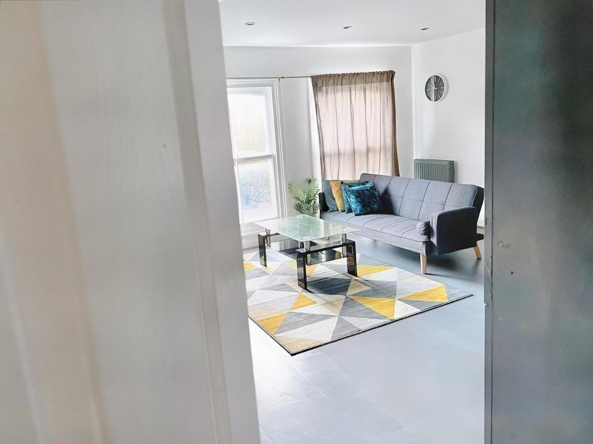 Lovely 2-Bedroom Serviced Apartment Greater Лондон Екстериор снимка