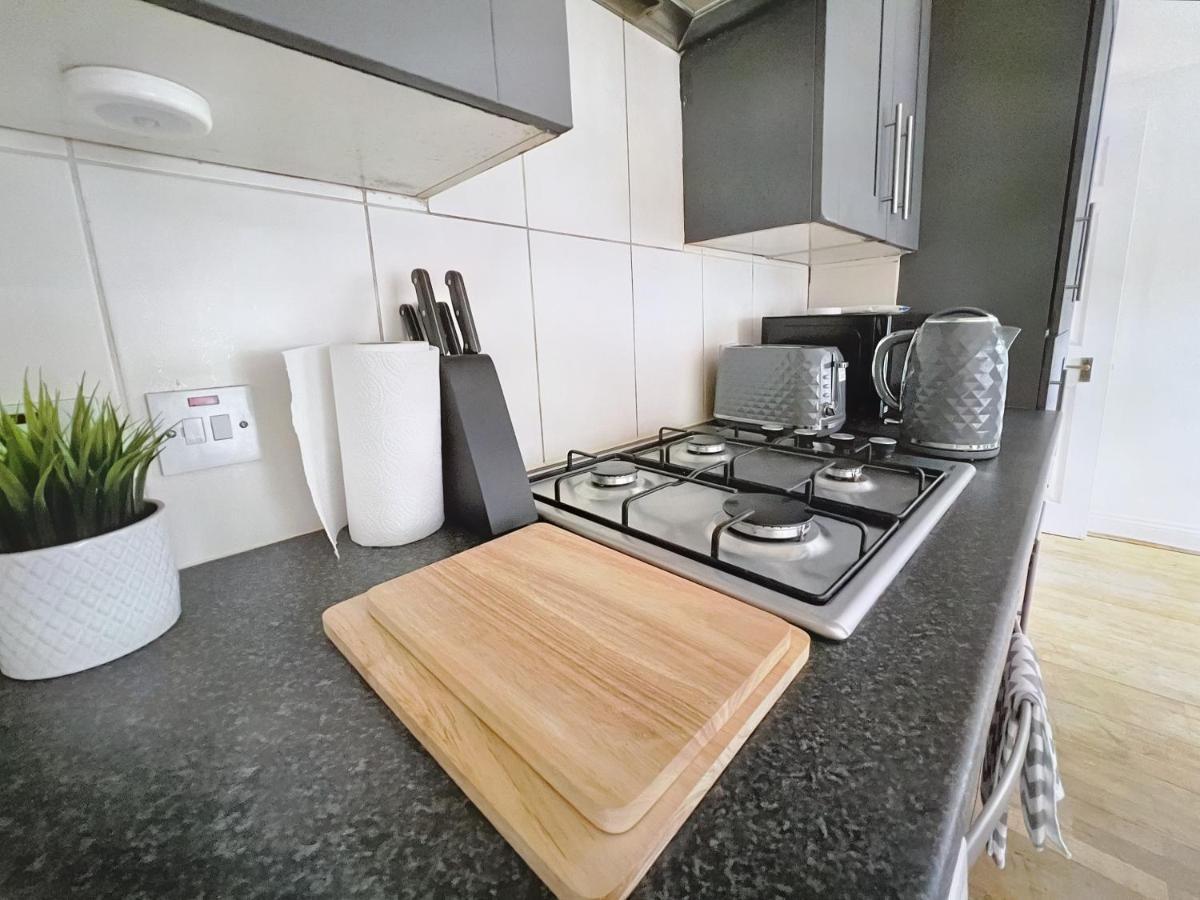 Lovely 2-Bedroom Serviced Apartment Greater Лондон Екстериор снимка