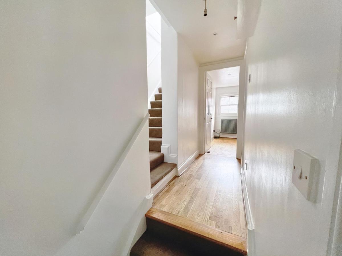 Lovely 2-Bedroom Serviced Apartment Greater Лондон Екстериор снимка