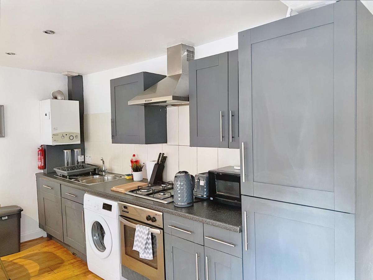 Lovely 2-Bedroom Serviced Apartment Greater Лондон Екстериор снимка